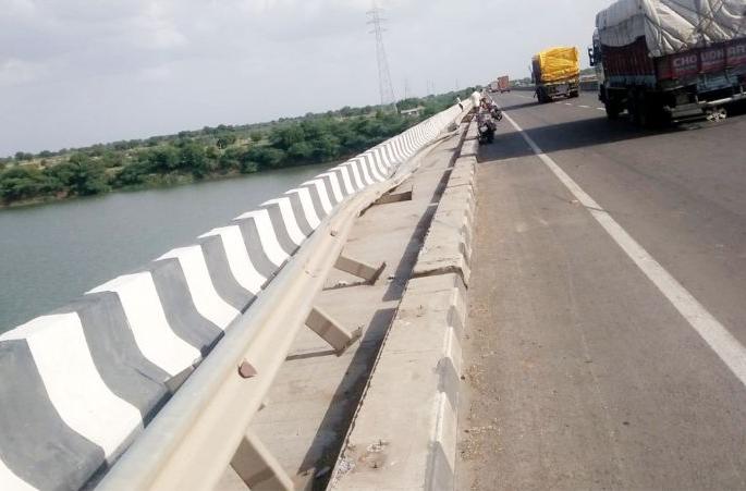 The truck that fell into the Tapi river basin near Shirpur has been in the water for 50 days | शिरपूर जवळील तापी नदीपात्रात पडलेला ट्रक ५० दिवसांपासून पाण्यातच The truck that fell into the Tapi river basin near Shirpur has been in the water for 50 days | शिरपूर जवळील तापी नदीपात्रात पडलेला ट्रक ५० दिवसांपासून पाण्यातच