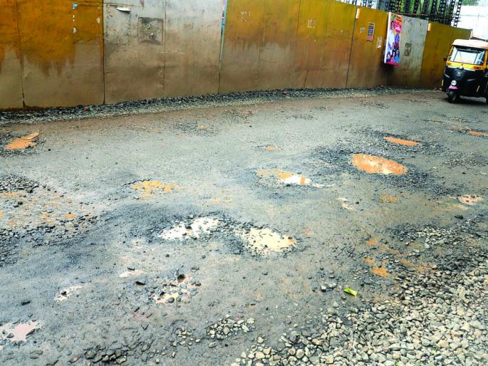  Accident on the Deogarh-Nipani state road in the accident pits | अपघात झालेल्या खड्ड्यांत वृक्षारोपण, देवगड-निपाणी राज्य मार्गावरील घटना