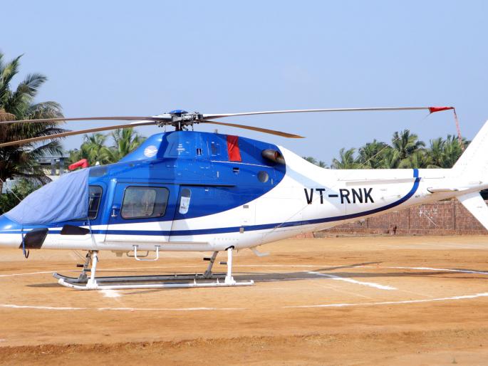 The helicopter landed in the temple; Look at the crowd | स्वित्झर्लंडमधील पर्यटक चक्क हेलिकॉप्टरने देवगडमध्ये The helicopter landed in the temple; Look at the crowd | स्वित्झर्लंडमधील पर्यटक चक्क हेलिकॉप्टरने देवगडमध्ये