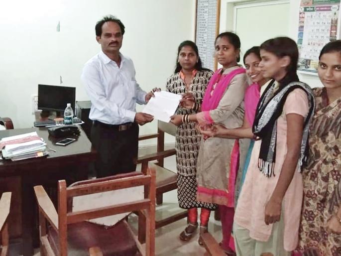 Sindhudurg: The work of the Data Operator in Kankavali started off | सिंधुदुर्ग : कणकवलीतील डाटा आॅपरेटरचे काम बंद आंदोलन सुरु Sindhudurg: The work of the Data Operator in Kankavali started off | सिंधुदुर्ग : कणकवलीतील डाटा आॅपरेटरचे काम बंद आंदोलन सुरु