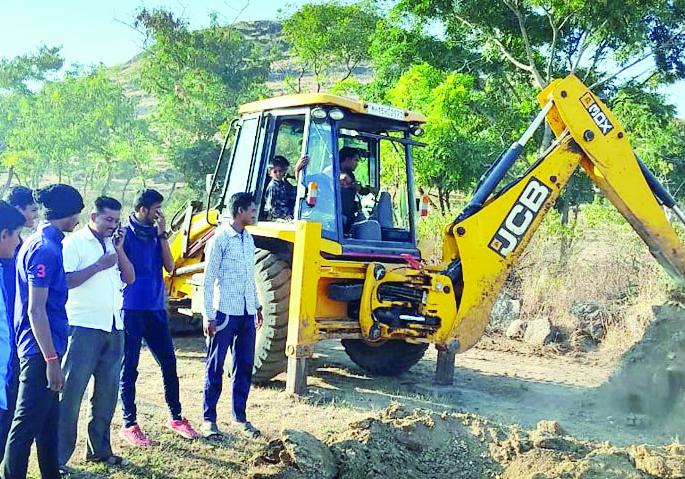 Leveling of ground for pre-recruitment training | भरतीपूर्व प्रशिक्षणासाठी मैदानाचे सपाटीकरण Leveling of ground for pre-recruitment training | भरतीपूर्व प्रशिक्षणासाठी मैदानाचे सपाटीकरण