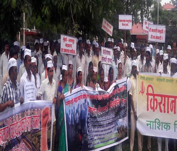 Demonstration of prosperity affected farmers | समृद्धीबाधित शेतकºयांची निदर्शने