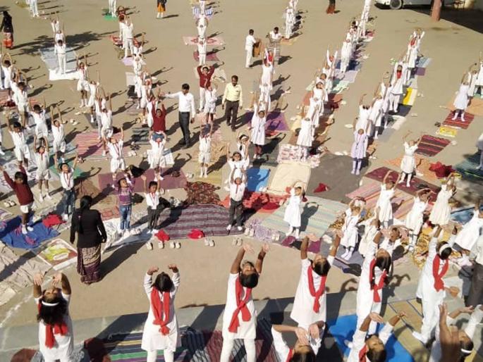 S. G. Sunam Kosala competition in public school | एस. जी. पब्लिक स्कूलमध्ये सूर्यनमस्कार स्पर्धा S. G. Sunam Kosala competition in public school | एस. जी. पब्लिक स्कूलमध्ये सूर्यनमस्कार स्पर्धा