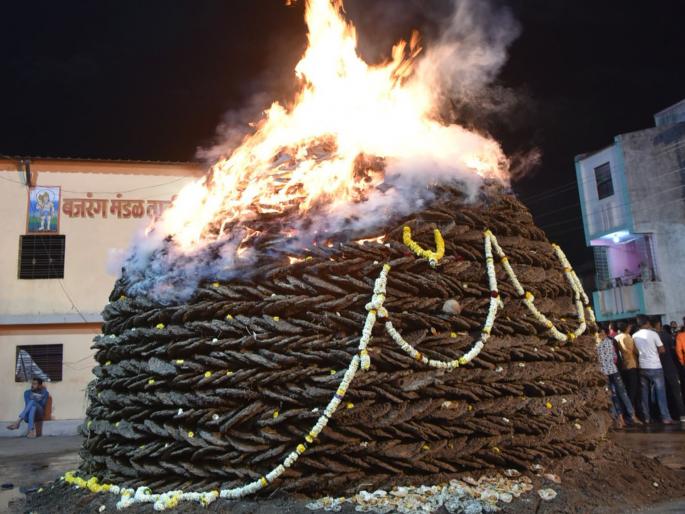 Holi festival in Sinnar city, taluka | सिन्नर शहर, तालुक्यात होळी सण उत्साहात Holi festival in Sinnar city, taluka | सिन्नर शहर, तालुक्यात होळी सण उत्साहात