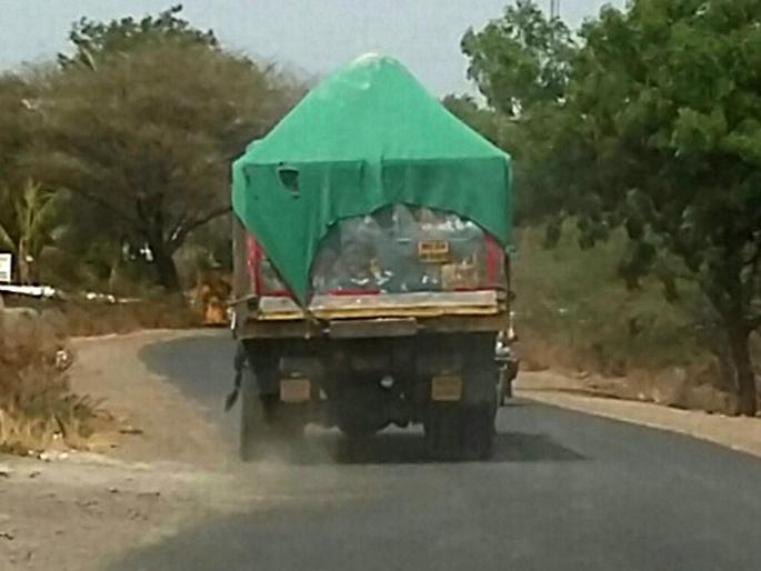  Due to heavy carriage, the driver of the Naigaon valley suffers | अवजड वाहनातील राखेमुळे नायगाव खोऱ्यातील वाहनचालक त्रस्त