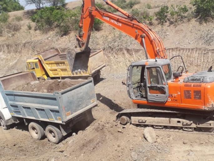 God dams the slope of the river | देव नदीवरील बंधाऱ्यातून गाळ उपसा God dams the slope of the river | देव नदीवरील बंधाऱ्यातून गाळ उपसा