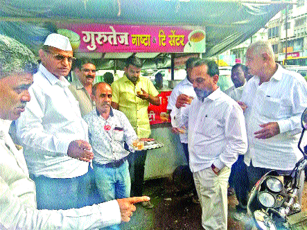 Sadashivrao Patil-Amar Singh Deshmukh talks on tea | सदाशिवराव पाटील-अमरसिंह देशमुख यांची ‘चाय पे चर्चा’ Sadashivrao Patil-Amar Singh Deshmukh talks on tea | सदाशिवराव पाटील-अमरसिंह देशमुख यांची ‘चाय पे चर्चा’
