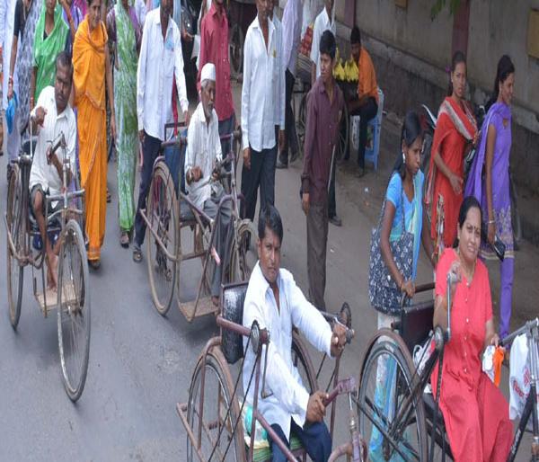 Stretch one and a half hours on Satana tahsil | सटाणा तहसीलवर दीड तास ठिय्या