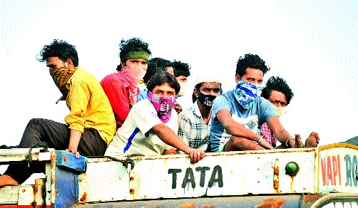 The journey of foreigners to the village | परप्रांतीयांचा गावाकडे प्रवास The journey of foreigners to the village | परप्रांतीयांचा गावाकडे प्रवास