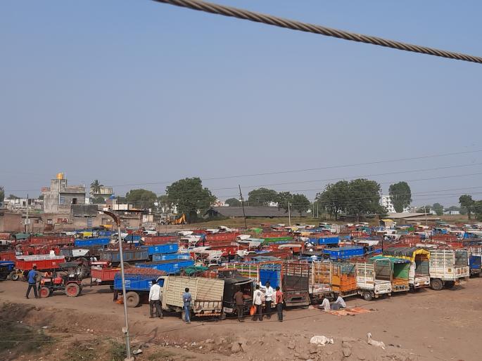 Onion prices fall by seven thousand in two days, farmers angry | कांदा दरात दोन दिवसात सात हजारांची घसरण, शेतकरी संतप्त  Onion prices fall by seven thousand in two days, farmers angry | कांदा दरात दोन दिवसात सात हजारांची घसरण, शेतकरी संतप्त