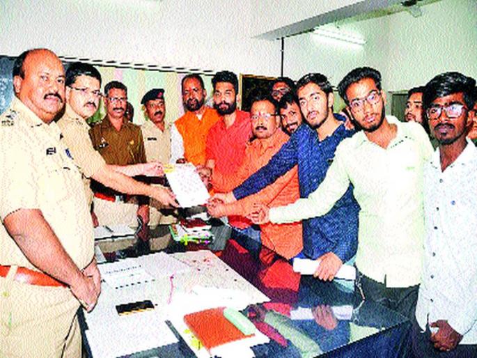 Request: Bitco-Nanduranaka becomes the road to death; Accidental accidents increase due to heavy vehicles in the Jail Road area demanding a signal on the aisle | निवेदन : बिटको-नांदूरनाका मार्ग बनला मृत्यूचा सापळा; चौफुलीवर सिग्नल बसविण्याची मागणी जेलरोड भागात अवजड वाहनांमुळे अपघातांत वाढ Request: Bitco-Nanduranaka becomes the road to death; Accidental accidents increase due to heavy vehicles in the Jail Road area demanding a signal on the aisle | निवेदन : बिटको-नांदूरनाका मार्ग बनला मृत्यूचा सापळा; चौफुलीवर सिग्नल बसविण्याची मागणी जेलरोड भागात अवजड वाहनांमुळे अपघातांत वाढ