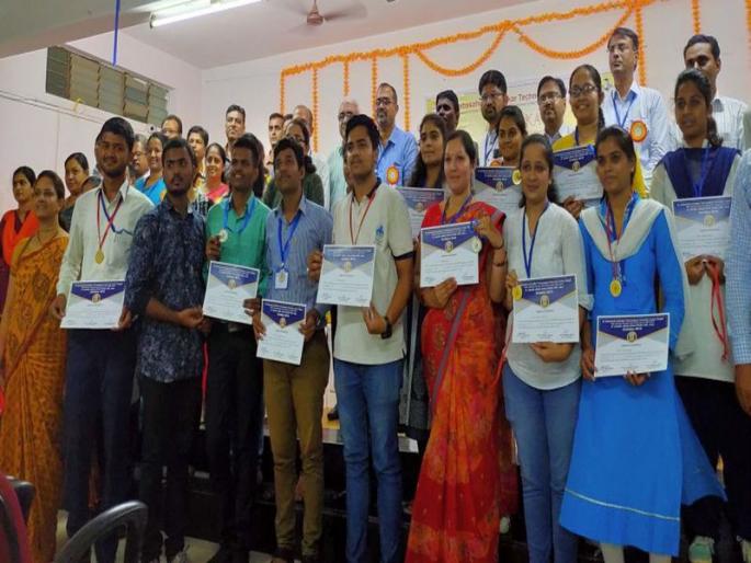 The winners of the 'Invention' competition in Dhule are the glory | धुळे येथे झालेल्या ‘आविष्कार’ स्पर्धेतील विजेत्यांचा गौरव The winners of the 'Invention' competition in Dhule are the glory | धुळे येथे झालेल्या ‘आविष्कार’ स्पर्धेतील विजेत्यांचा गौरव