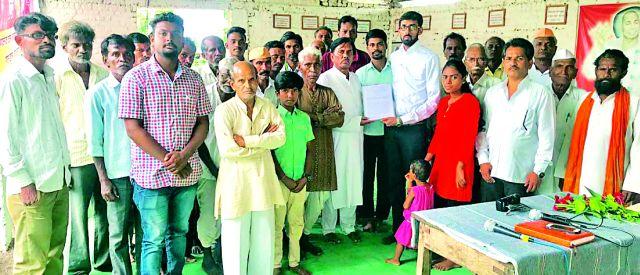 In the talavati Gurudev devotees came to the rescue of farmers | टाकळीत गुरूदेव भक्त शेतकरी आरक्षणासाठी सरसावले In the talavati Gurudev devotees came to the rescue of farmers | टाकळीत गुरूदेव भक्त शेतकरी आरक्षणासाठी सरसावले