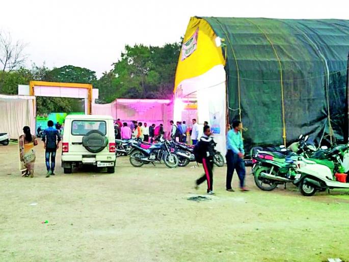 Drought of the presence, the Agricultural Festival flop! | उपस्थितीचा दुष्काळ, कृषी महोत्सव फ्लॉप! Drought of the presence, the Agricultural Festival flop! | उपस्थितीचा दुष्काळ, कृषी महोत्सव फ्लॉप!