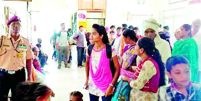 The burden of external patient services on one authority | एकाच अधिकाऱ्यावर बाह्य रुग्णसेवेचा भार The burden of external patient services on one authority | एकाच अधिकाऱ्यावर बाह्य रुग्णसेवेचा भार