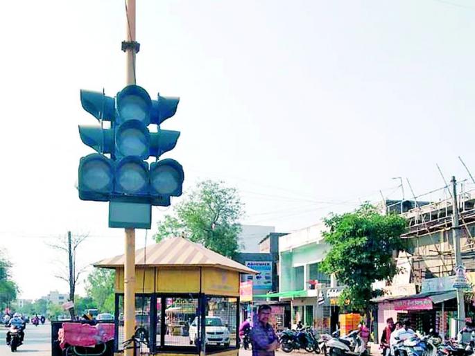 Rs 50 lakh spent on 'signals' in water | ‘सिग्नल्स’वर केलेला 50 लाखांचा खर्च पाण्यात Rs 50 lakh spent on 'signals' in water | ‘सिग्नल्स’वर केलेला 50 लाखांचा खर्च पाण्यात