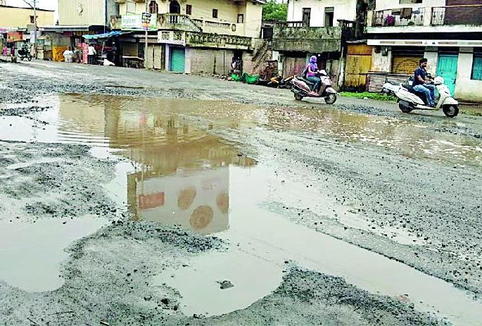 Road tracked by rains | पावसाने लावली रस्त्यांची वाट Road tracked by rains | पावसाने लावली रस्त्यांची वाट