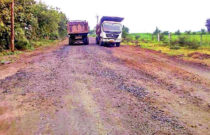 Due to the heavy vehicular movement, the Kelzer-Dahegaon road has been crushed | जड वाहनांच्या वर्दळीमुळे केळझर-दहेगाव रस्ता उखडला