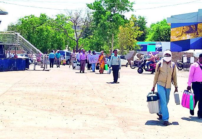 Lok Sabha Election 2019; Today's claim to play 17.42 lakh voters | Lok Sabha Election 2019; १७.४२ लाख मतदार बजावणार आज हक्क Lok Sabha Election 2019; Today's claim to play 17.42 lakh voters | Lok Sabha Election 2019; १७.४२ लाख मतदार बजावणार आज हक्क