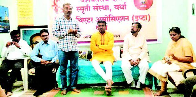 Theatrical production should be done for the common man | नाट्य निर्मिती ही सर्व सामान्यासाठी झाली पाहिजे Theatrical production should be done for the common man | नाट्य निर्मिती ही सर्व सामान्यासाठी झाली पाहिजे