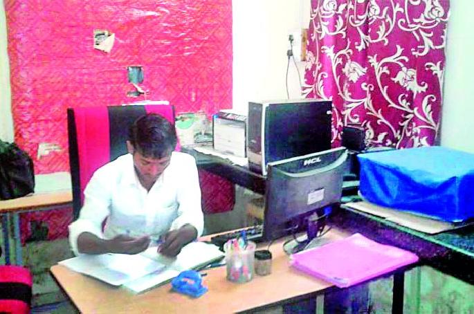 Ask for samples to check money | नमुने तपासणीसाठी मागतात पैसे