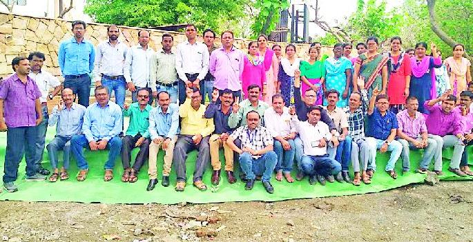 Regarding prohibition of government policies from collective leave | सामूहिक रजेतून शासकीय धोरणांचा नोंदविला निषेध