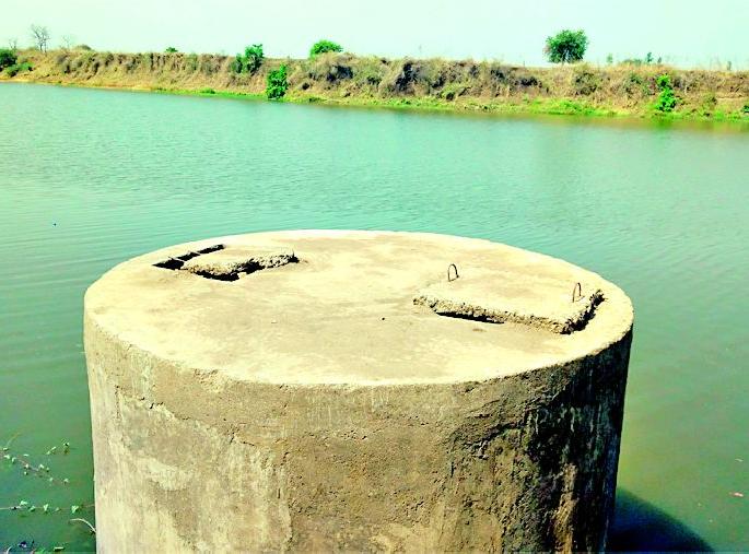 Abundant water to the river, yet the villagers thirsty | नदीला मुबलक पाणी, तरी ग्रामस्थ तहानलेले Abundant water to the river, yet the villagers thirsty | नदीला मुबलक पाणी, तरी ग्रामस्थ तहानलेले