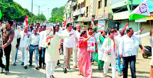 Composite response to the district | जिल्ह्यात बंदला संमिश्र प्रतिसाद Composite response to the district | जिल्ह्यात बंदला संमिश्र प्रतिसाद