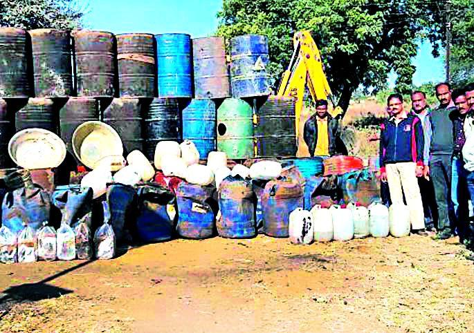 2.40 lakh liquor vendor material seized by villagers | गावठी दारूसह २.४० लाखांचे दारूगाळण्याचे साहित्य जप्त 2.40 lakh liquor vendor material seized by villagers | गावठी दारूसह २.४० लाखांचे दारूगाळण्याचे साहित्य जप्त