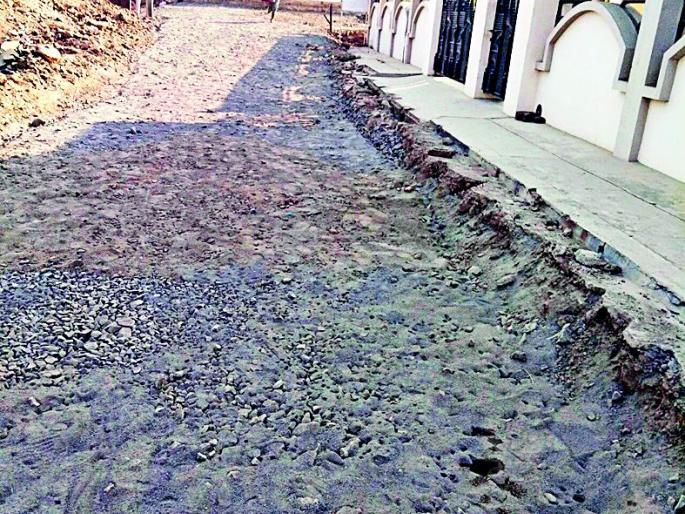 People of Swami Samarth Nagar are tugged for the road | स्वामी समर्थ नगरीतील नागरिकांची रस्त्यासाठी तगमग People of Swami Samarth Nagar are tugged for the road | स्वामी समर्थ नगरीतील नागरिकांची रस्त्यासाठी तगमग