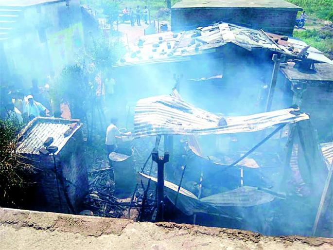Two houses damaged by fire; Buffaloes injured | आगीत दोन घराचे नुकसान; म्हशीही जखमी Two houses damaged by fire; Buffaloes injured | आगीत दोन घराचे नुकसान; म्हशीही जखमी