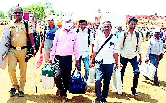 Lok Sabha Election 2019; Ready for administrative machinery for voting, employees leave | Lok Sabha Election 2019; मतदानासाठी प्रशासकीय यंत्रणा सज्ज, कर्मचारी रवाना Lok Sabha Election 2019; Ready for administrative machinery for voting, employees leave | Lok Sabha Election 2019; मतदानासाठी प्रशासकीय यंत्रणा सज्ज, कर्मचारी रवाना