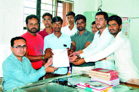 Setting up the office of agents, | येवल्याचे सेतू कार्यालय बनले एजंटांचा अड्डा Setting up the office of agents, | येवल्याचे सेतू कार्यालय बनले एजंटांचा अड्डा