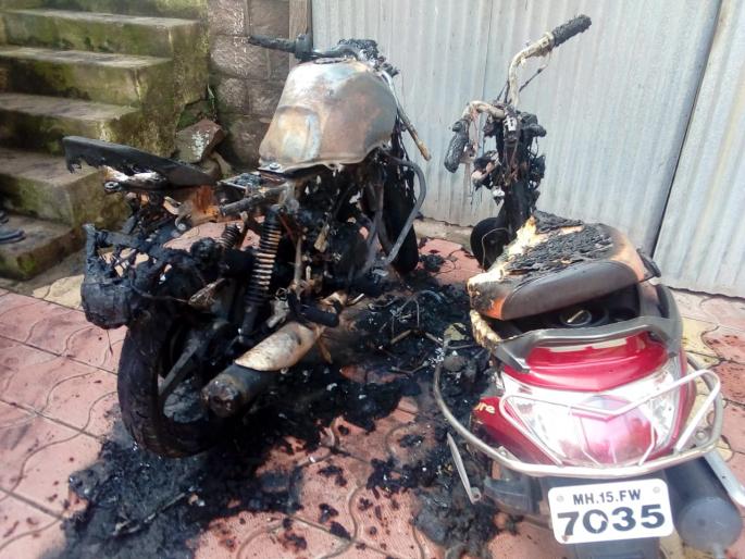  In case of two wheelers burnt | येवल्यात दोन दुचाकी जळून खाक