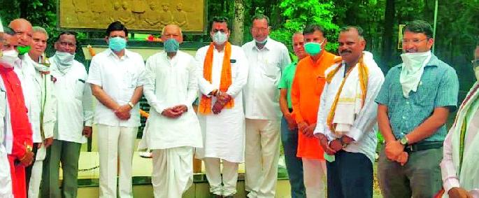 Pusad Forest Department pays homage to forest satyagrahis | पुसद वनविभागाची जंगल सत्याग्रहींना आदरांजली