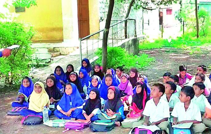 Urdu School of Dongargaon | डोंगरगावची उर्दू शाळा मोडकळीस Urdu School of Dongargaon | डोंगरगावची उर्दू शाळा मोडकळीस