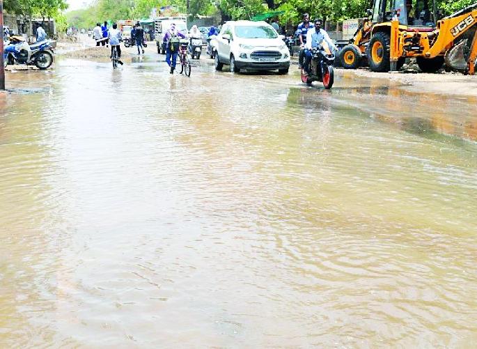 Life Authority's water scam broke out | जीवन प्राधिकरणाची जलवाहिनी फुटली Life Authority's water scam broke out | जीवन प्राधिकरणाची जलवाहिनी फुटली