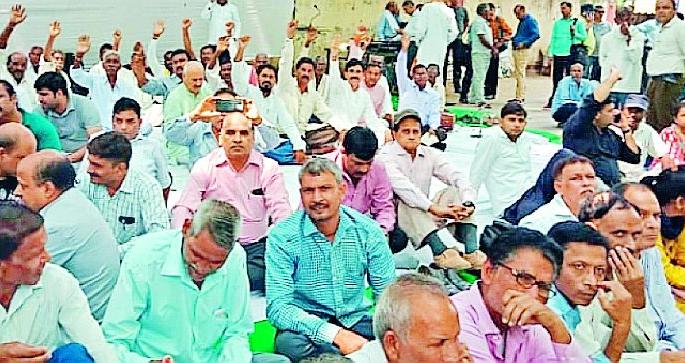 To hold an independent Vidarbha, a Protestant at Delhi | स्वतंत्र विदर्भासाठी प्राऊटिस्टचे दिल्ली येथे धरणे To hold an independent Vidarbha, a Protestant at Delhi | स्वतंत्र विदर्भासाठी प्राऊटिस्टचे दिल्ली येथे धरणे