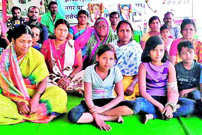 12 families do not have fasting | १२ कुटुंबांच्या उपोषणाची दखल नाही 12 families do not have fasting | १२ कुटुंबांच्या उपोषणाची दखल नाही