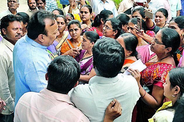 Guardian Minister for water, sealed for MPs | पाण्यासाठी पालकमंत्री, खासदारांना घेराव Guardian Minister for water, sealed for MPs | पाण्यासाठी पालकमंत्री, खासदारांना घेराव