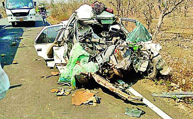  The car hit the car, one killed | ट्रकची कारला धडक, एक ठार