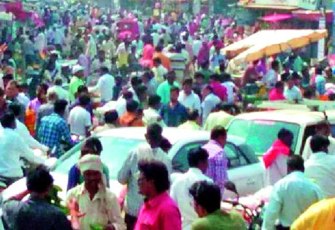 Avoiding online purchases only crowded in the Mainline | आॅनलाईन खरेदी टाळून मेनलाईनमध्येच गर्दी Avoiding online purchases only crowded in the Mainline | आॅनलाईन खरेदी टाळून मेनलाईनमध्येच गर्दी