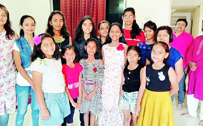 Maharashtra's singer, Ramili, is from Chinmukal | महाराष्ट्राची गायिका रमली चिमुकल्यांमध्ये Maharashtra's singer, Ramili, is from Chinmukal | महाराष्ट्राची गायिका रमली चिमुकल्यांमध्ये