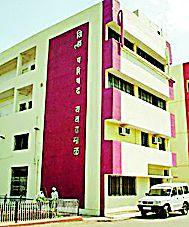 Contract Workers' Stretch | कंत्राटी कर्मचाऱ्यांचा ठिय्या Contract Workers' Stretch | कंत्राटी कर्मचाऱ्यांचा ठिय्या