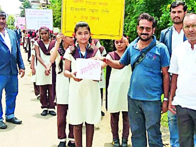 Yavatmal team to flood victims | यवतमाळची चमू पूरग्रस्तांच्या साथीला Yavatmal team to flood victims | यवतमाळची चमू पूरग्रस्तांच्या साथीला