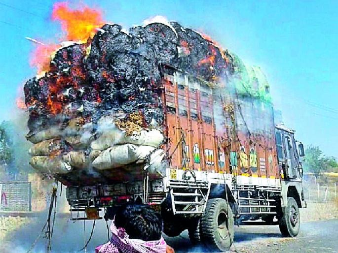 Soya bean ketara running truck burst | सोयाबीन कुटाराचा धावता ट्रक पेटला Soya bean ketara running truck burst | सोयाबीन कुटाराचा धावता ट्रक पेटला