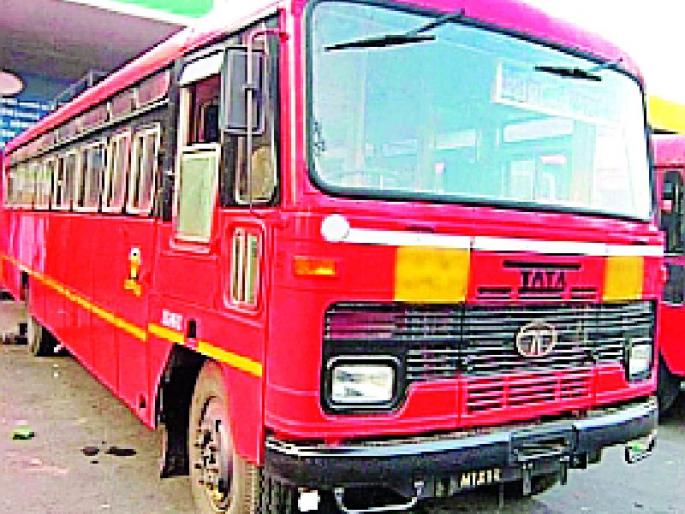 Fury of ST workers on Yavatmal road | यवतमाळ आगारावर एसटी कामगारांचा रोष Fury of ST workers on Yavatmal road | यवतमाळ आगारावर एसटी कामगारांचा रोष