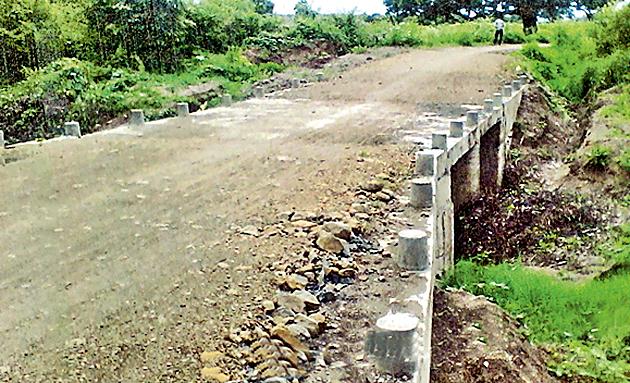 Construction of the Executive Engineer Misleading | बांधकाम कार्यकारी अभियंत्याची दिशाभूल