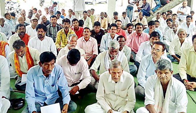 Farmers hit Ramnagar bank | रामनगरच्या बँकेवर शेतकºयांची धडक