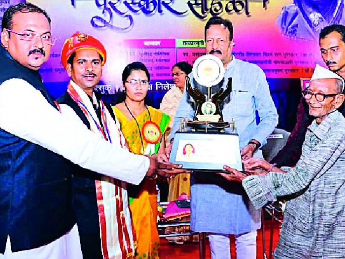 Vasudha Pratishthan's award distribution ceremony | वसुधा प्रतिष्ठानचा पुरस्कार वितरण सोहळा Vasudha Pratishthan's award distribution ceremony | वसुधा प्रतिष्ठानचा पुरस्कार वितरण सोहळा